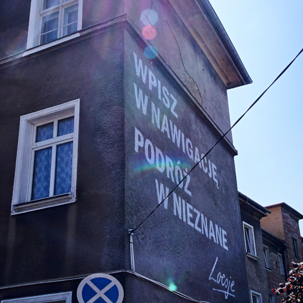 Mural Loesje Szczecin: Wpisz w nawigację podróż w nieznane
